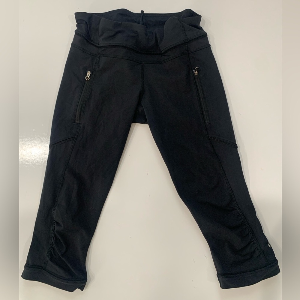 Lululemon cropped black leggings with pockets woman’s size 6 Yoga And Athleisure